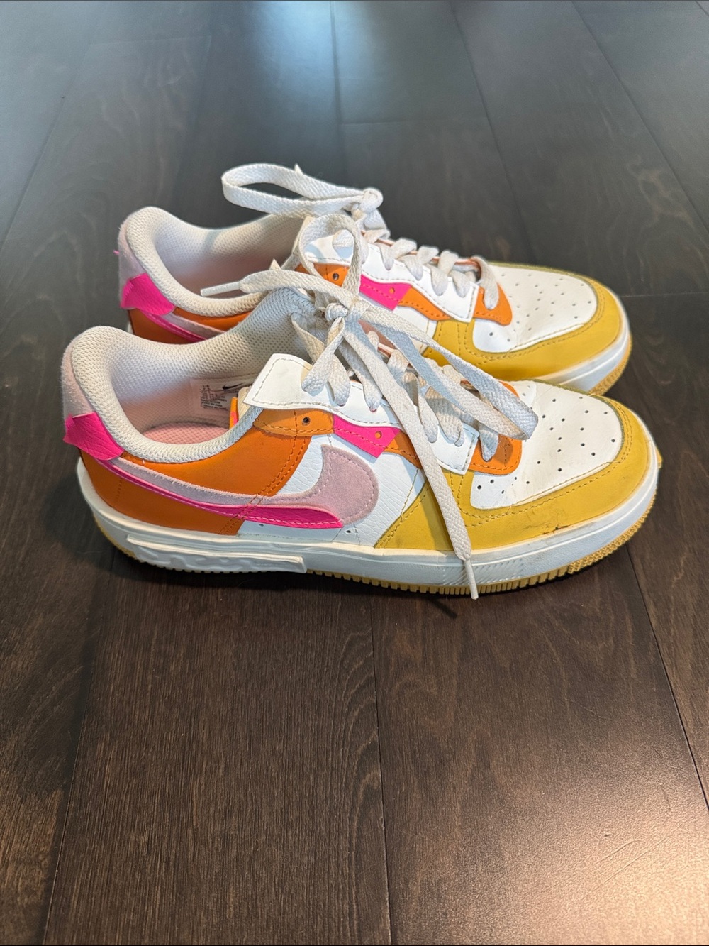 Nike Kids Low-Top Sneakers in White, Yellow, Orange & Pink